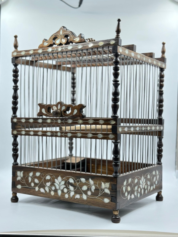 قفص خشب مع صدف